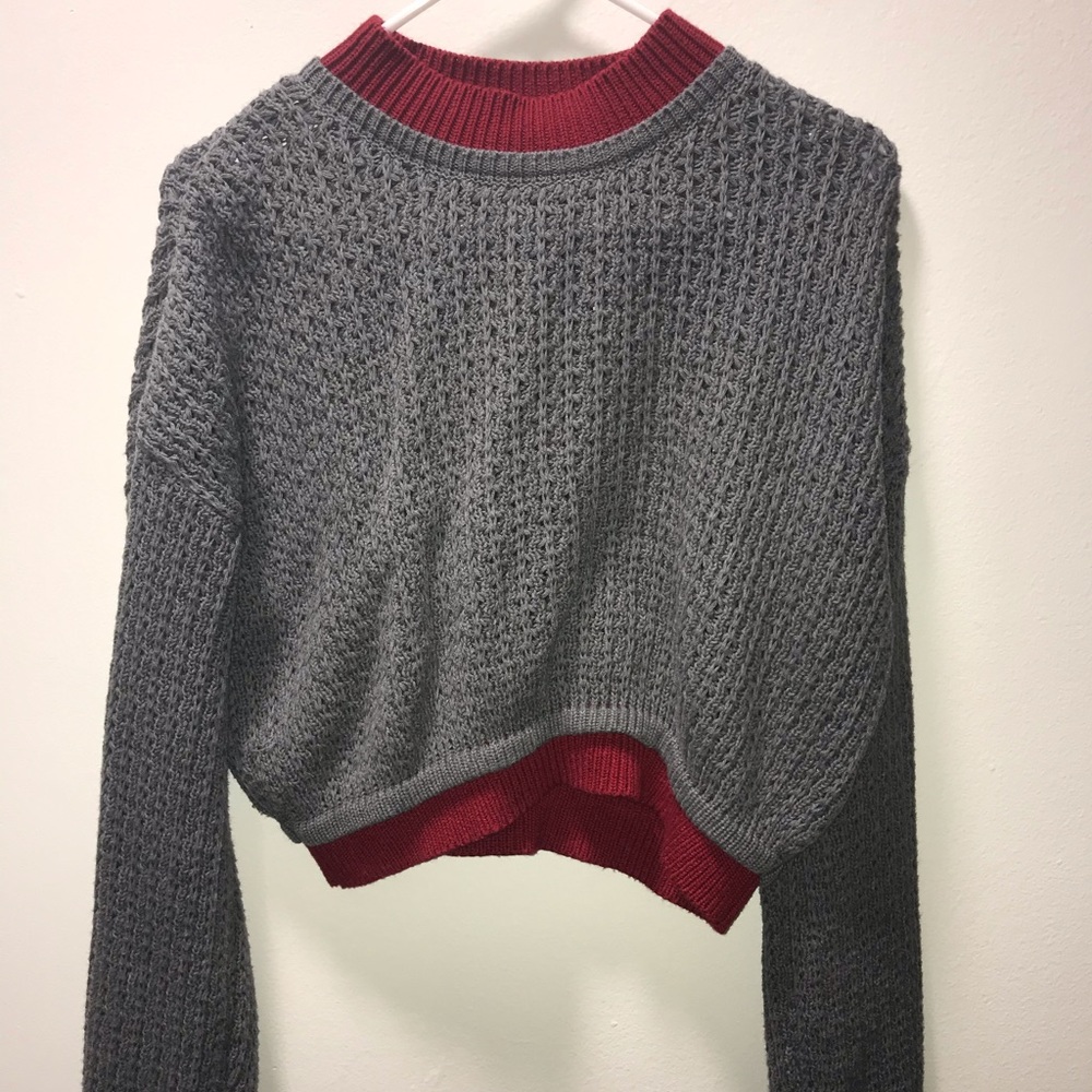 Grey/red color-block cropped knit sweater